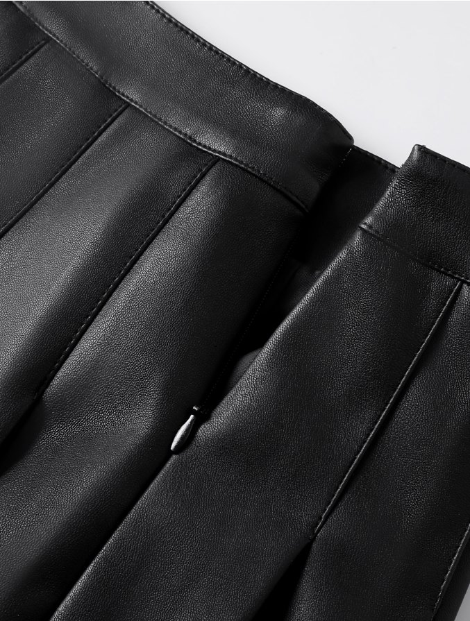 Close-up of the black skirt waistband and zipper.
